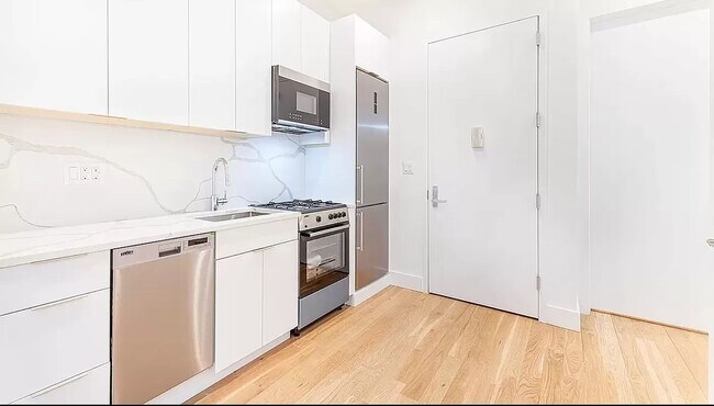 Building Photo - 309 W 50th ST