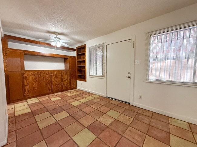 Building Photo - 4031 W Mesquite Ln