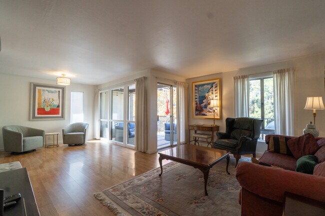 Foto del edificio - 43 Forest Ln