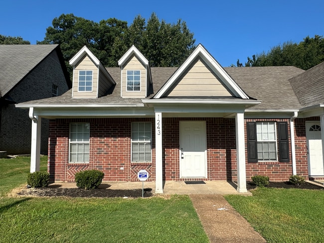 Charming 3BR/2.5BA Bartlett Area Home | Hardwood Floors Throughout, High Ceilings & Fireplace - Charming 3BR/2.5BA Bartlett Area Home | Hardwood Floors Throughout, High Ceilings & Fireplace