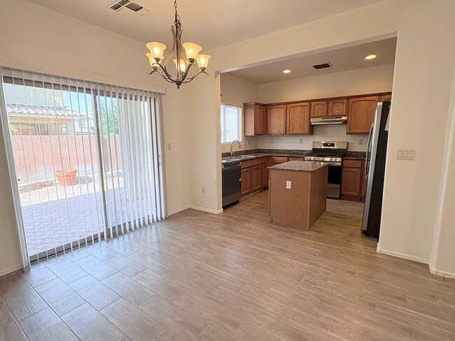 Building Photo - 4 bed/3bath in desirable Paseo Del Rio Community