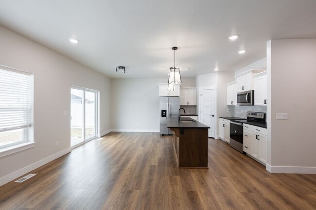 Building Photo - BEAUTIFUL 3 Bed 2 Bath Twin home in Sugar city!