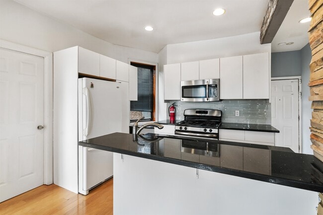 Building Photo - 14 65th St