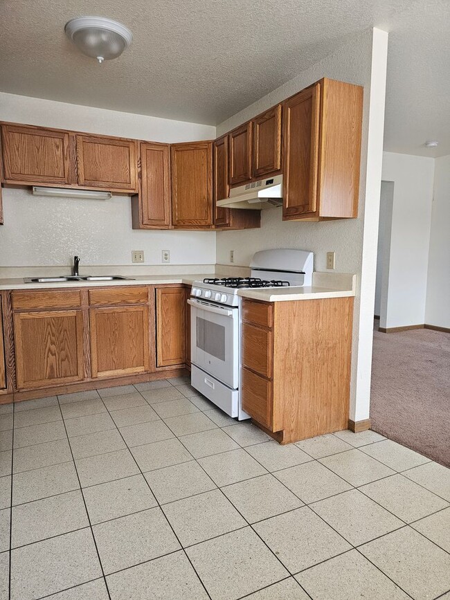 Building Photo - Three Bedroom Two Bath Townhouse