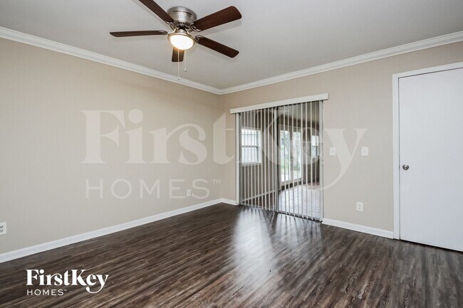 Foto del edificio - 2390 Meadow Ln