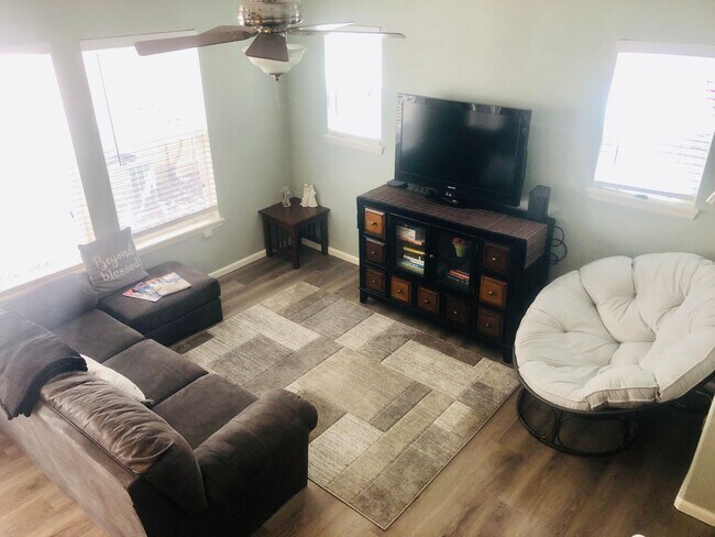 Building Photo - 3 BR/2 1/2 BA in Coveted Meridian Stockbri...