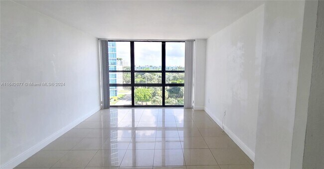 Foto del edificio - 600 NE 36th St