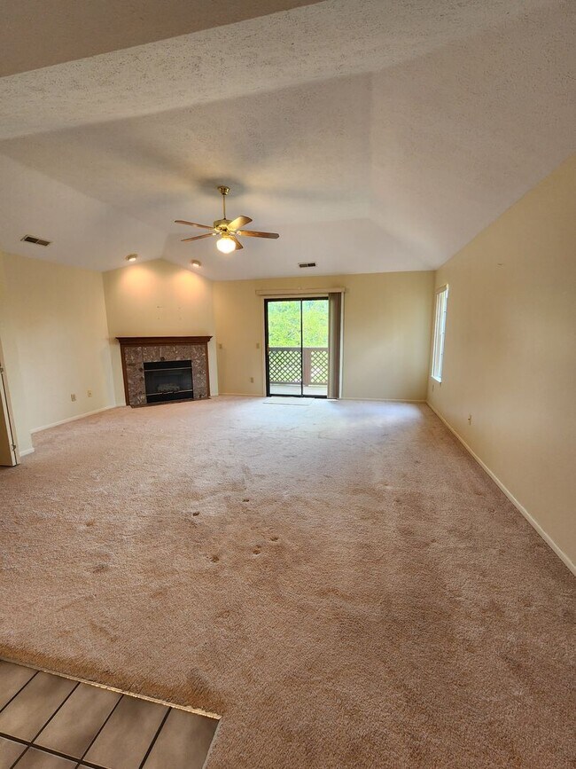 Foto del edificio - Gorgeous Condo Available For Rent in Count...