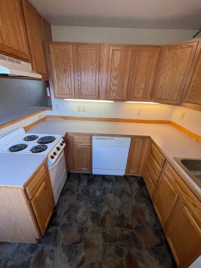 Building Photo - 1 BD, 1 BA Apartment Nestled Back on a Cul-de-Sac