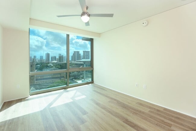 Building Photo - Convenient Downtown Living!