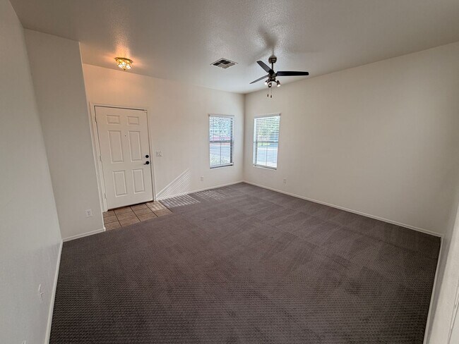 Foto del edificio - End Unit Tempe Townhome w/Garage *NEW* Paint