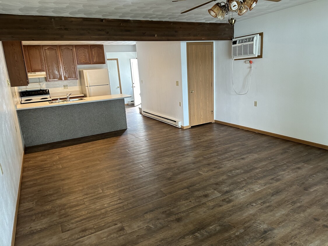 Primary Photo - 1016 Lakeshore Dr
