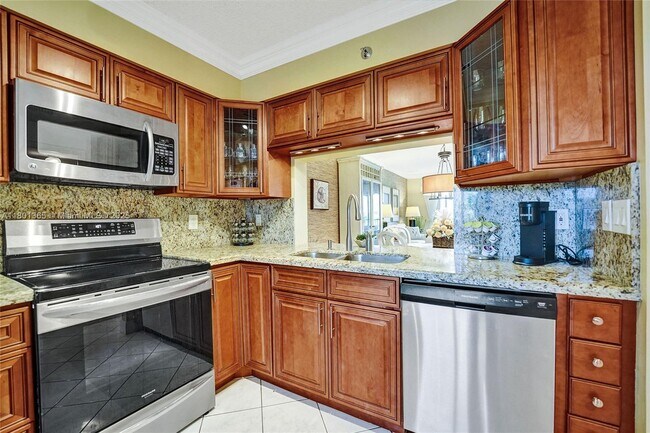 Building Photo - 2206 S Cypress Bend Dr
