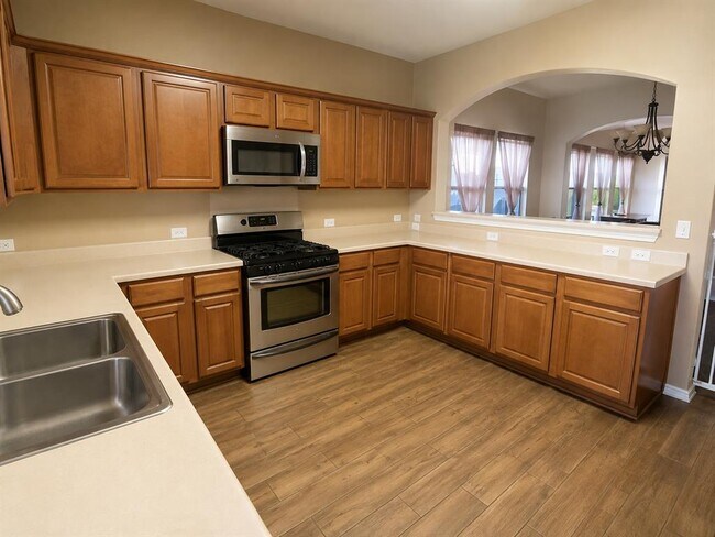 Building Photo - 305 Dark Horse Ln