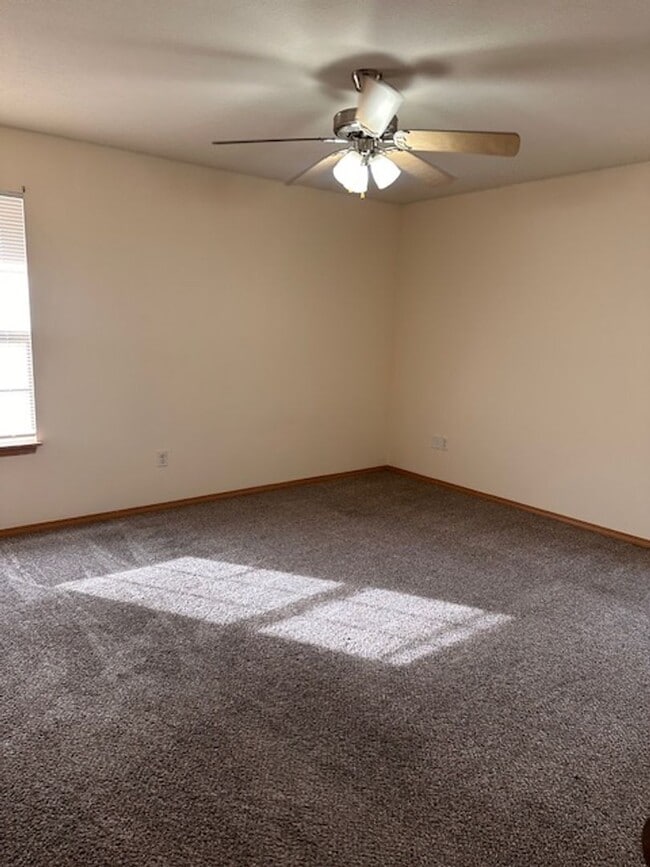 Building Photo - All brick SE Springfield home for lease