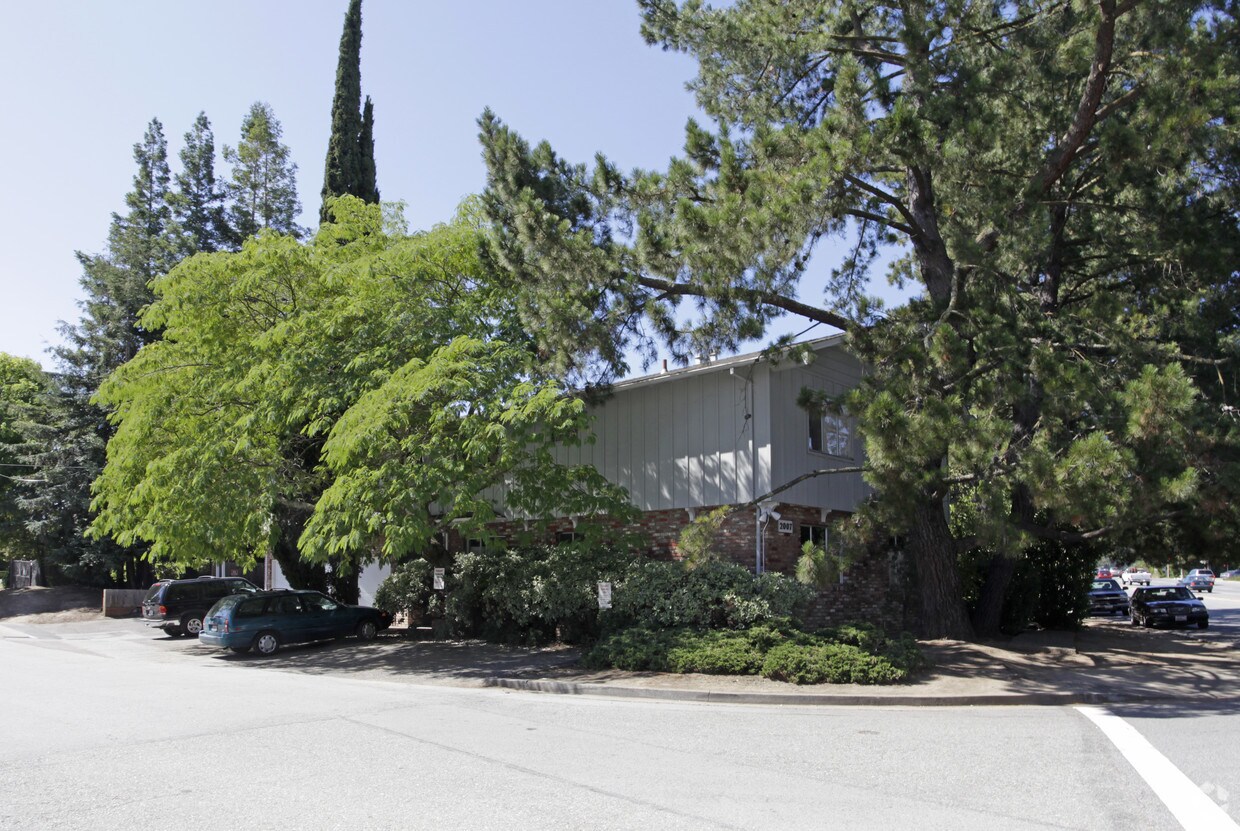 Building Photo - 2007 Woodside Rd