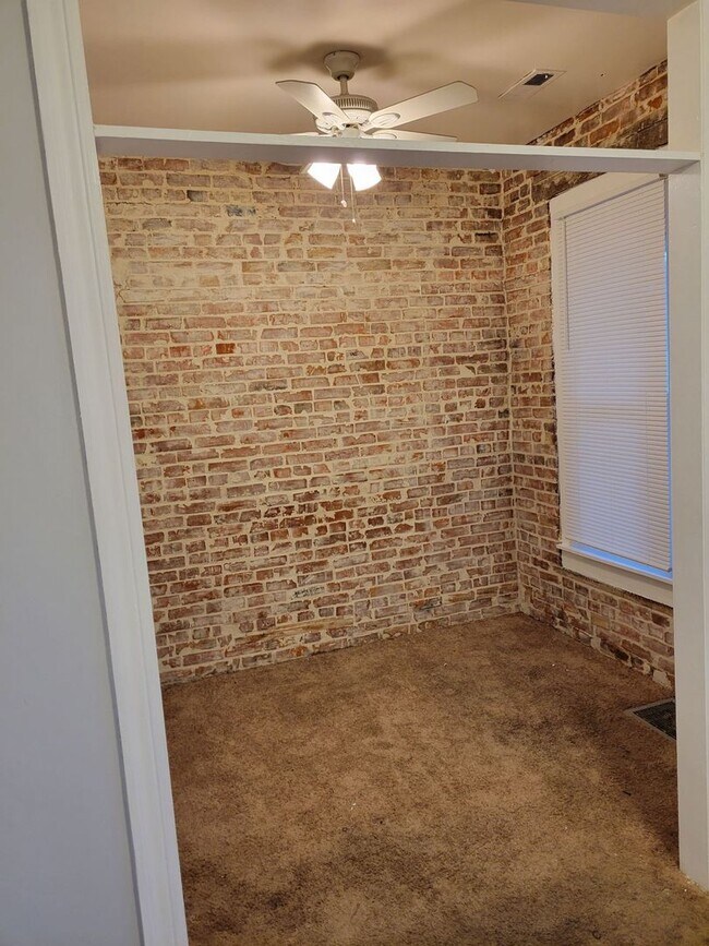 3110 E 13th St Unit 2, Kansas City, MO 64127 Room for Rent in Kansas