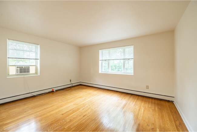 Living Area - Elmwood Manor Apartments and Townhouses
