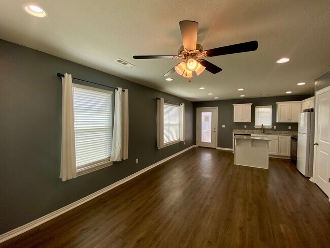 Foto del edificio - Lovely 3 Bedroom Home Ready NOW! Pets Welc...