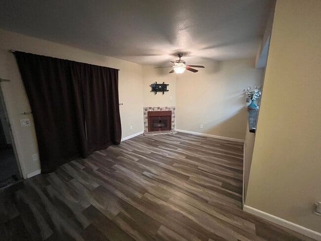 Building Photo - Darling 2+2 Condo W/Views + Amenities in g...
