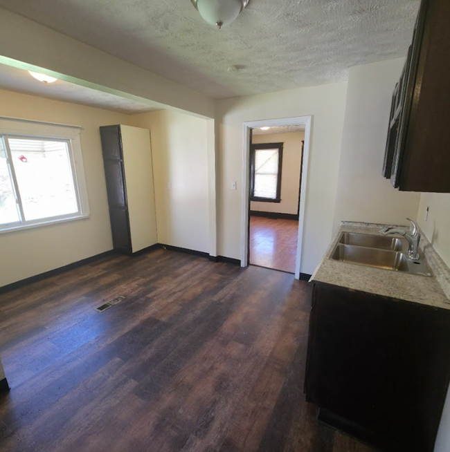 Foto del edificio - Single Family Home 2 beds 1 bath Available...
