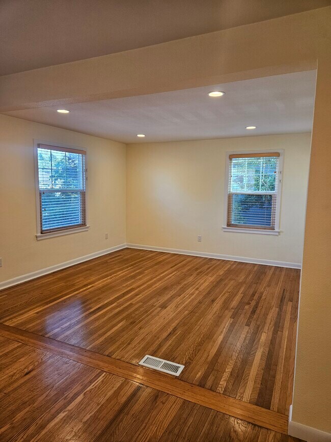Office area/den - 1427 27th Ave