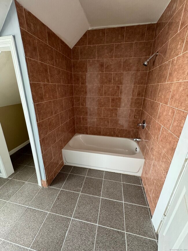 Building Photo - 817 Albany Ave