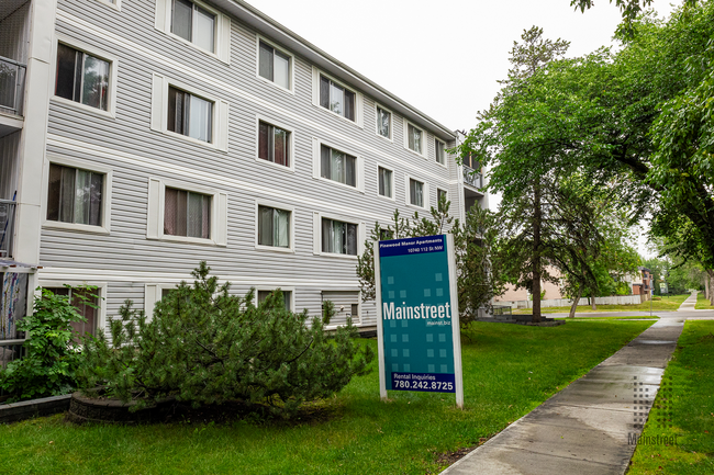 Photo du bâtiment - Pinewood Manor Apartments