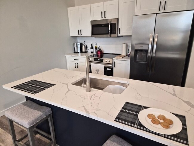 Foto del edificio - Downtown Claremont newly re-developed brick building with 2 Bed Luxury units, pet friendly!