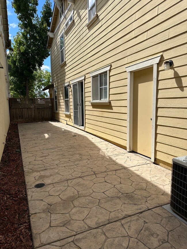 Building Photo - 2753 Whitney Dr