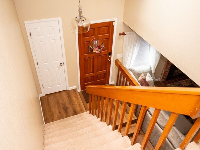 Building Photo - Three Bedroom Townhome with Pool