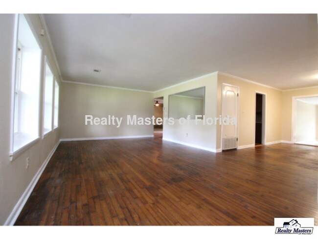 Foto del edificio - 1019 E Burgess Rd