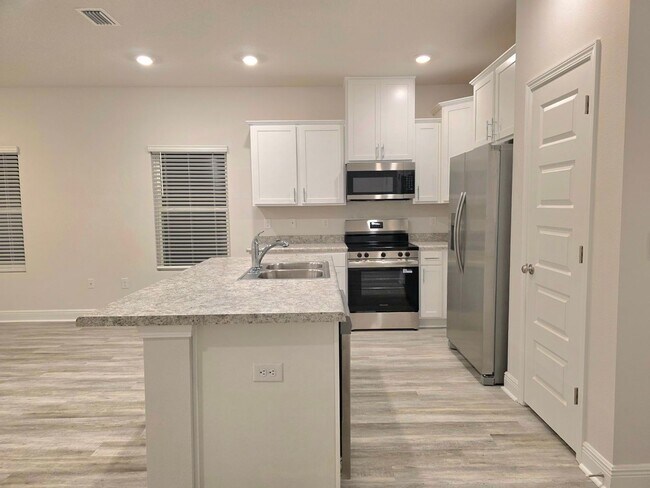 Foto del edificio - 3-bedroom, 2.5-bath Townhome in one of Pen...