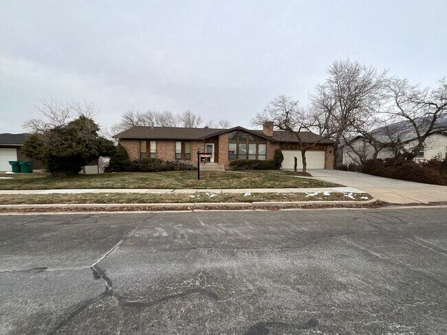 Foto del edificio - 5 bedroom 3 bath Home 2 car garage- Small dog friendly