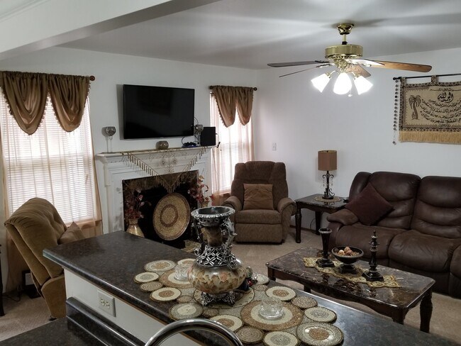 Foto del edificio - Nice Large Townhouse for Rent in Hazelwood