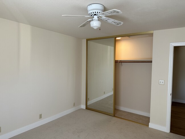 Building Photo - 4234 Hillview Dr