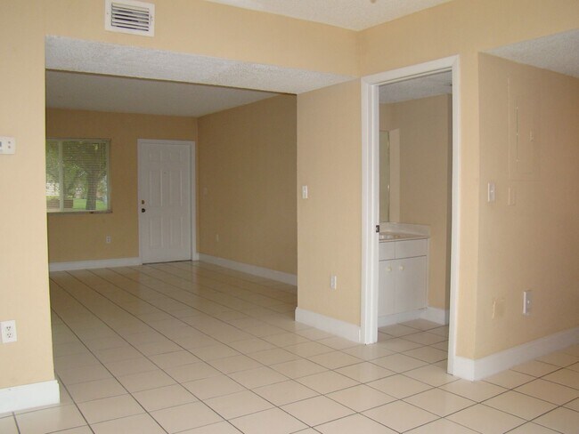 Foto del edificio - 3850 NW 115th Ave