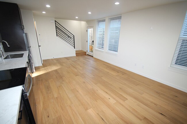 Building Photo - LUXURY SEATTLE/UW TOWNHOME FOR RENT W HIGH...