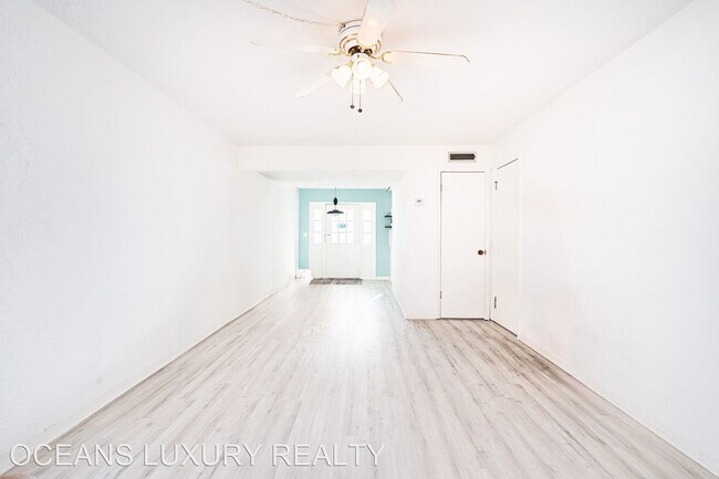 Building Photo - 2 br, 1.5 bath House - 3431 S Peninsula Dr #9
