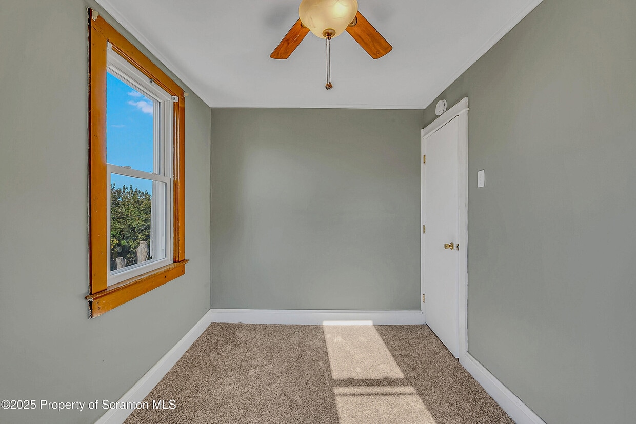 Foto principal - 1202 N Webster Ave