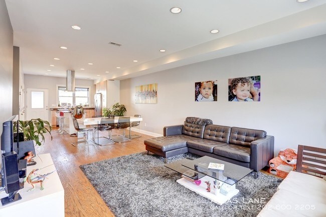 Building Photo - Newly Renovated 2 bed/2 bath Home Near Metro!