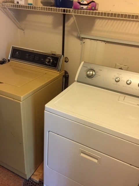 Laundry room - 2621 Melrose Ave