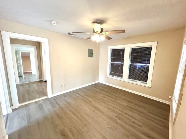 Building Photo - AVAILABLE NOW! Corner Lot 3 Bedroom / 1.5 ...