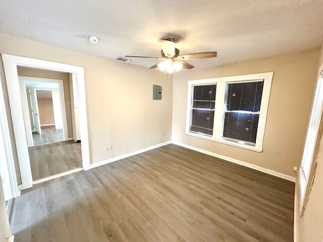 Foto del edificio - AVAILABLE NOW! Corner Lot 3 Bedroom / 1.5 ...