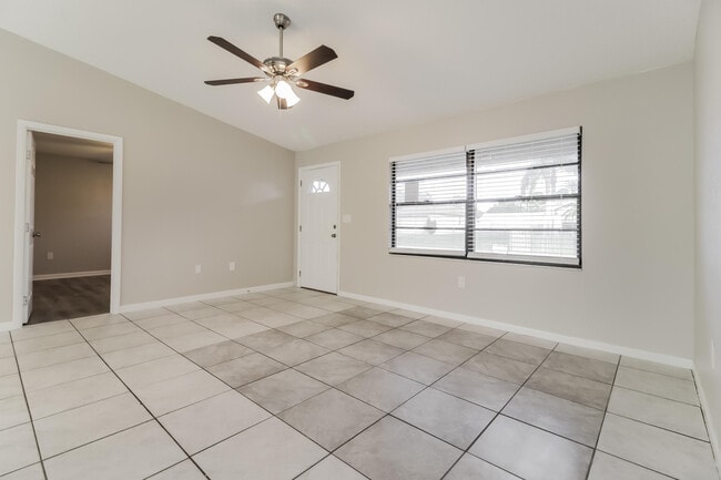 Building Photo - 6210 Alderwood Ave