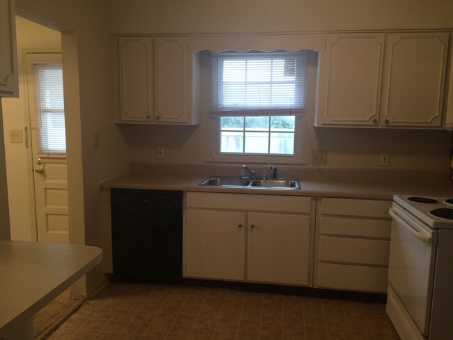 Building Photo - 2 Bedroom ChapelWatch Townhome off of Towe...