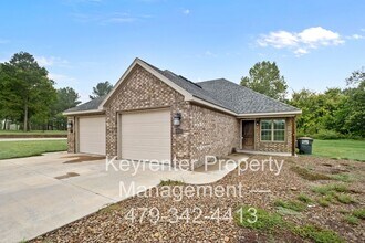Building Photo - 445 Oakwoods Dr