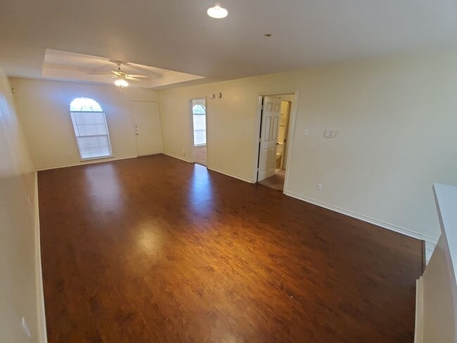 Building Photo - College Station - 3 bedroom / 2 Bath Duple...