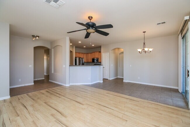 Building Photo - 400 N Eucalyptus Pl