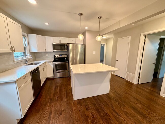 Building Photo - 2987 S Clement Ave
